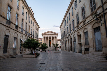 Naklejka premium Paseando por Nimes, Francia