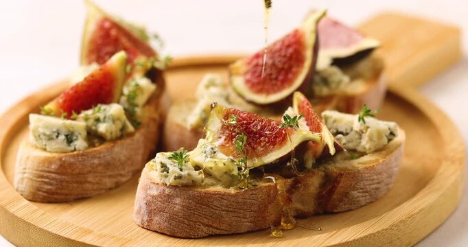 Bruschetta with Dorblu cheese and figs, with honey and thyme