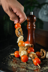 Apetitoso pincho de champiñon y tomate