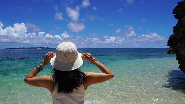 南国の海を眺める女性