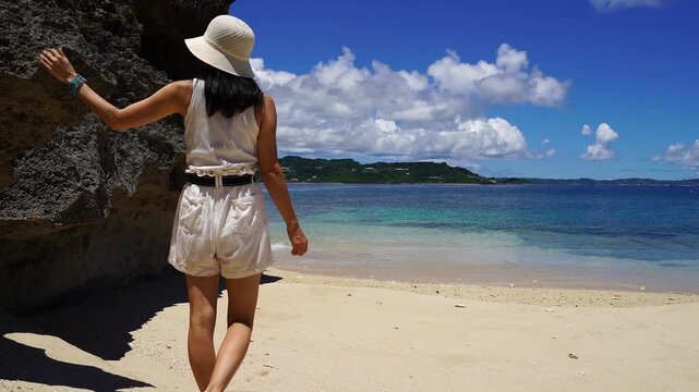 海辺で遊ぶ女性
