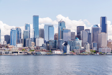 Fototapeta premium Bright and sunny panoramic view of Seattle skyline from the water