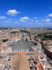 Petersplatz mit Blick &uuml;ber Rom.
Atemberaubender Panoramablick vom Petersdom auf den Petersplatz und die Stadt Rom mit blauem Himmel und Wolken.