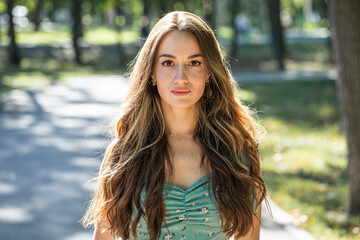 Naklejka premium Close up portrait of a young attractive brown-haired woman