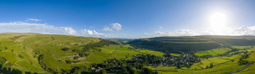 Obraz premium Panoramic View of Kettlewell Village in Lush Green Countryside