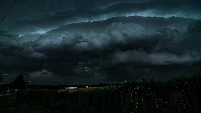 Shelf cloud approaching straight towards 
