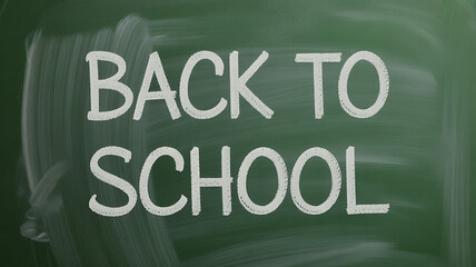 Obraz premium Back to School: A chalkboard message with the words Back to School prominently displayed, signaling the start of a new academic year or semester.