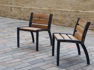 Mobilier urbain moderne &agrave; Toulouse - deux Chaises banc design en bois et m&eacute;tal