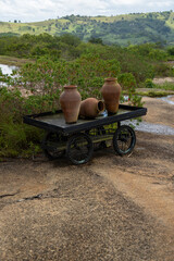 botija de barro ou barrio de barro com flores e um carrinho (clay pot or clay barrio with flowers and a cart) 