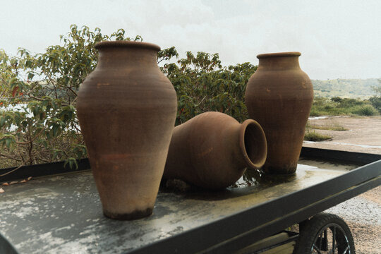 botija de barro ou barrio de barro com flores e um carrinho (clay pot or clay barrio with flowers and a cart) 