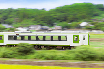 日本の鉄道　気仙沼線田んぼの中を行く気動車
