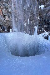 冬の百四丈滝の氷壺を覗く