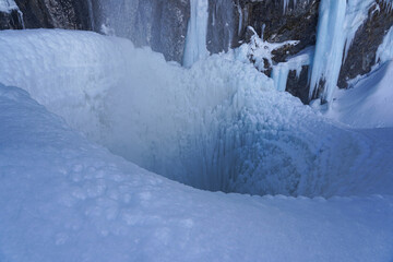冬の百四丈滝の氷壺を覗く