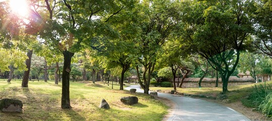 한가로운 무더운 여름 날 남원 광한루 정원