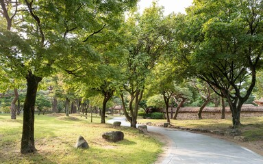 한가로운 무더운 여름 날 남원 광한루 정원