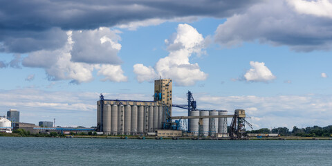 Obraz premium View of Agri-Industries facility in Windsor, Ontario, that serves as a hub for processing and handling grains and oilseeds such as corn, soybeans, and canola.