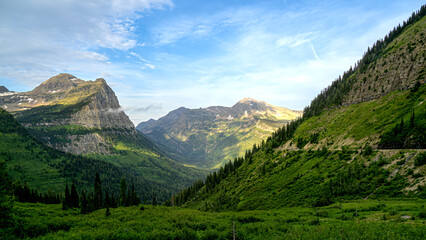 Obraz premium Scenic views on Highline Trail of Logan Pass in glacier national park, Montana, USA
