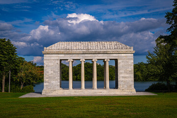 Fototapeta premium Roger Williams Park in Providence, Rhode Island, featuring the iconic Temple to Music beside Cunliff Lake, a classical marble landmark hosting concerts, gatherings, and serene lakeside views.