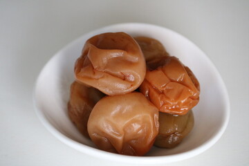 梅干し　塩分　イメージ