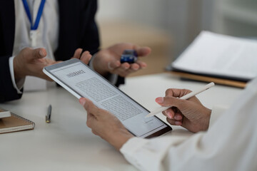 Insurance Policy Review with Digital Tools and Models