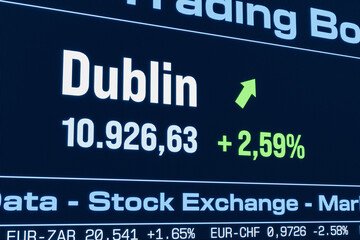 Obraz premium Dublin stock index moving up. Rising Irish share prices, bull market, growth, investment, business, profit, stock market data. 3D illustration