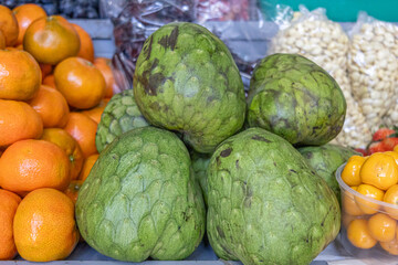 Fresh cherimoyas from Ecuador, an Andean fruit with creamy pulp and unique tropical flavor. A natural treasure that evokes health, biodiversity, and agricultural richness. 