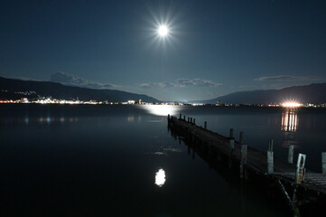 Obraz premium 下諏訪港の月と花火