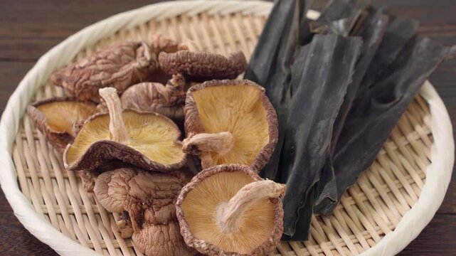 干し椎茸と昆布｜和食の出汁素材として使われる乾物食材