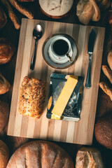 Desayuno café y pan con mantequilla