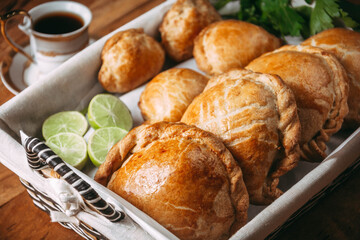 Empanadas de carne y café