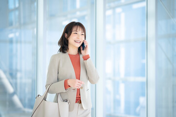 スマホで通話する女性