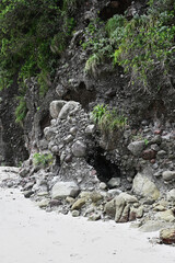 岩が転がる浜辺