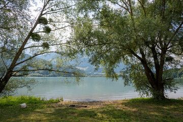 Obraz premium Au bord du lac de la Gruyère, la plage de Morlon et ses environs offrent un panorama sur les Préalpes fribourgeoises.