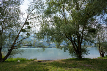Au bord du lac de la Gruyère, la plage de Morlon et ses environs offrent un panorama sur les...