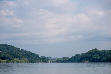 Au bord du lac de la Gruyère, la plage de Morlon et ses environs offrent un panorama sur les Préalpes fribourgeoises.