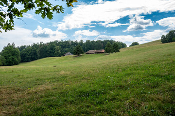 Au bord du lac de la Gruyère, la plage de Morlon et ses environs offrent un panorama sur les Préalpes fribourgeoises.