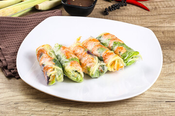 Vietnamese spring roll with prawn and mango
