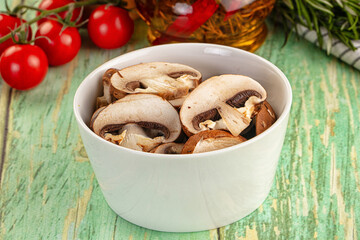 Sliced raw brown royal champignon