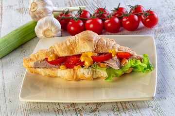 Croissant with tuna, tomato and salad