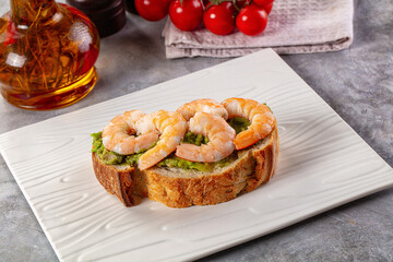 Sandwich with prawn and avocado