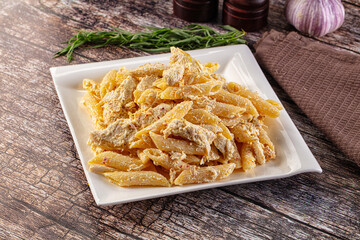 Creamy pasta Alfredo with chicken