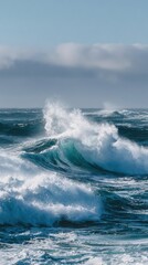 Naklejka premium Waves Crashing Against the Shoreline on a Cloudy Day by the Ocean
