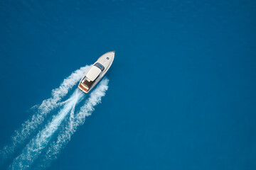 Naklejka premium Speedboat racing across the Mediterranean blue