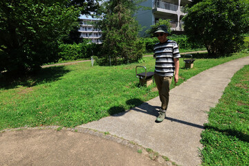 公園ををウォーキング