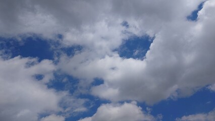 雲の空き間を抜けると向こうは青空