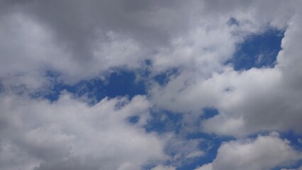 雲の空き間を抜けると向こうは青空
