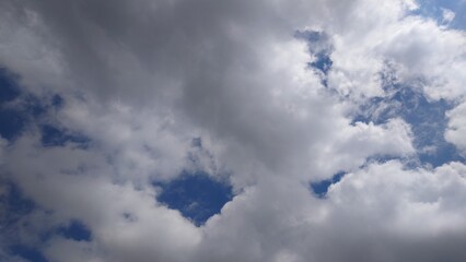 雲の空き間を抜けると向こうは青空