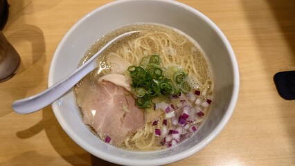 透き通った塩ラーメン