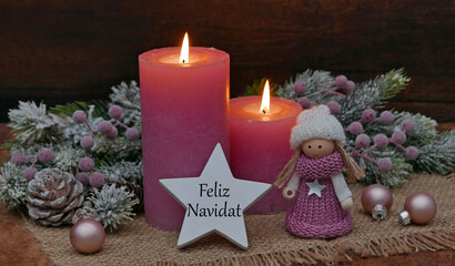 Tarjeta de felicitación navideña Feliz Navidad: velas rosas con adornos navideños y una pequeña...