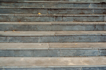 Obraz premium Concrete steps leading up with scattered leaves during autumn in a city park
